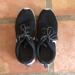 Black nike roches